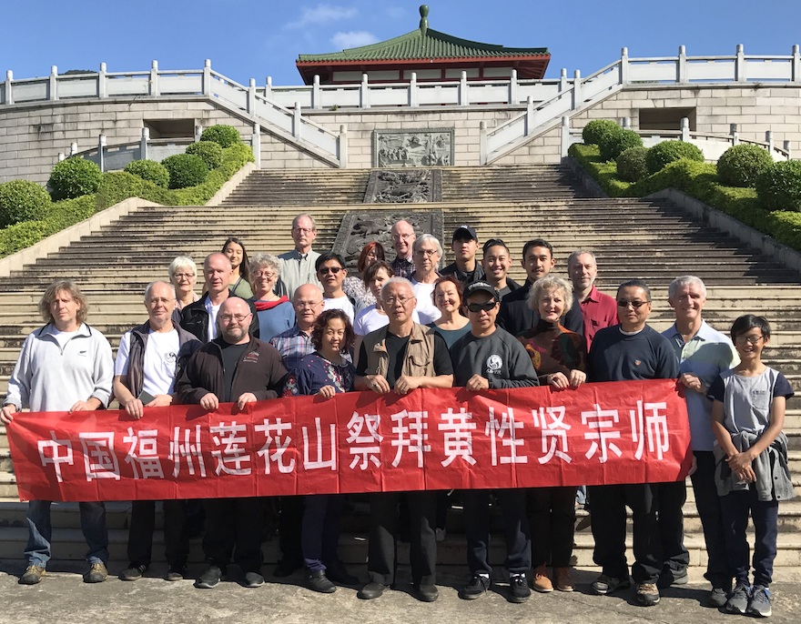 Leerlingen van Wee Kee Jin bezoeken het graf van Huang Sheng Shyan